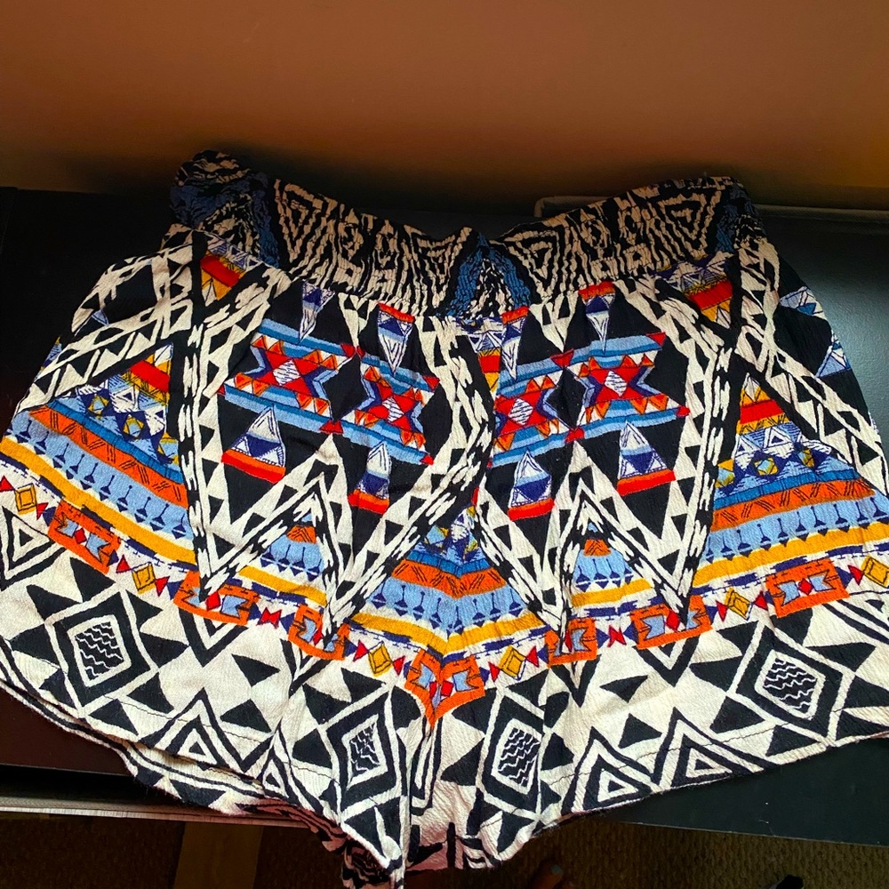 Women’s Pattern Shorts. Size Small - Picture 2 of 4